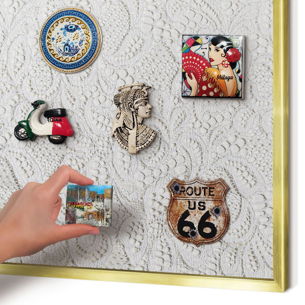 Magnettafel für Urlaubsmagnete in Goldrahmen Durchbrochene Eleganz