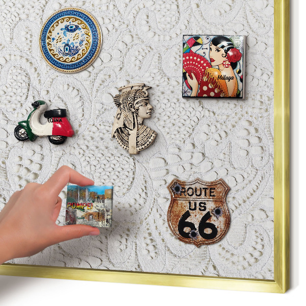 Magnettafel für Urlaubsmagnete in Goldrahmen Durchbrochene Eleganz