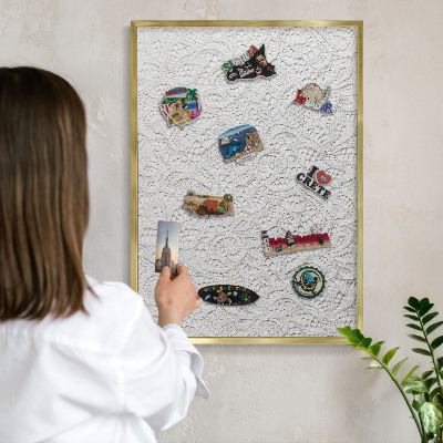 Magnettafel für Urlaubsmagnete in Goldrahmen Durchbrochene Eleganz
