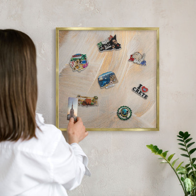 Magnettafel für Urlaubsmagnete in Goldrahmen Elegante Abstraktion
