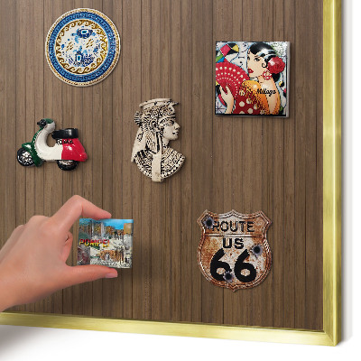 Magnettafel für Urlaubsmagnete in Goldrahmen Holzhintergrund