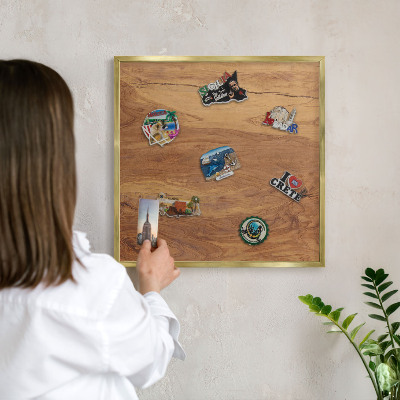 Magnettafel für Urlaubsmagnete in Goldrahmen Naturholz