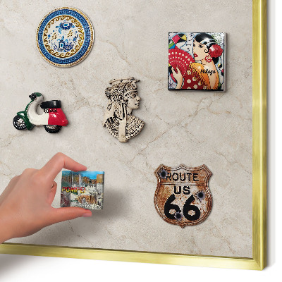 Magnettafel für Urlaubsmagnete in Goldrahmen Natürliche Eleganz