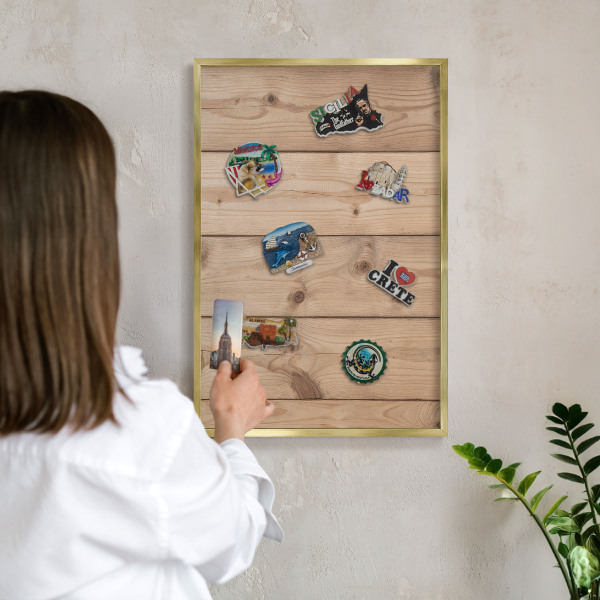 Magnettafel für Urlaubsmagnete in Goldrahmen Holzstruktur