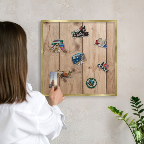 Magnettafel für Urlaubsmagnete in Goldrahmen Holzstruktur