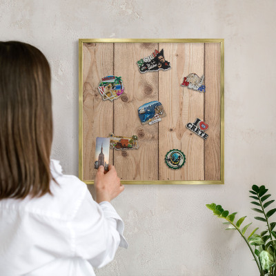 Magnettafel für Urlaubsmagnete in Goldrahmen Holzstruktur