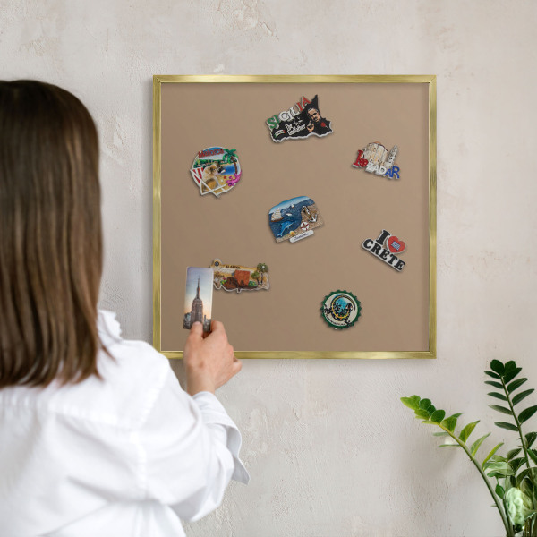 Magnettafel für Urlaubsmagnete in Goldrahmen Warmes Hellbraun
