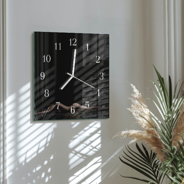Wanduhr quadratisch Frau