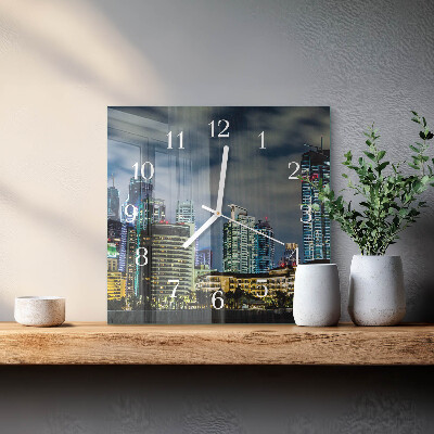 Wanduhr quadratisch Abend in der Stadt