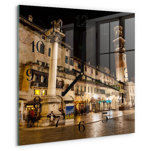 Wanduhr aus glas Abend in der Stadt