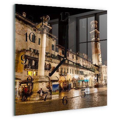 Wanduhr aus glas Abend in der Stadt