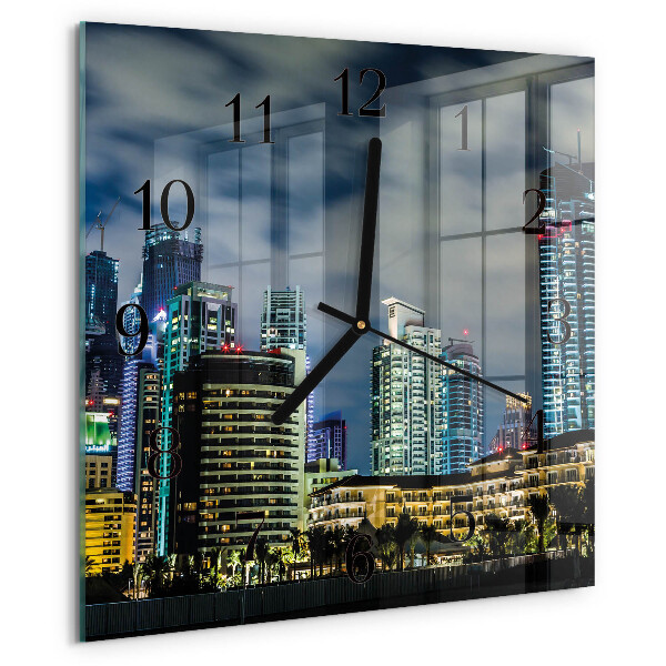 Wanduhr aus glas Abend in der Stadt