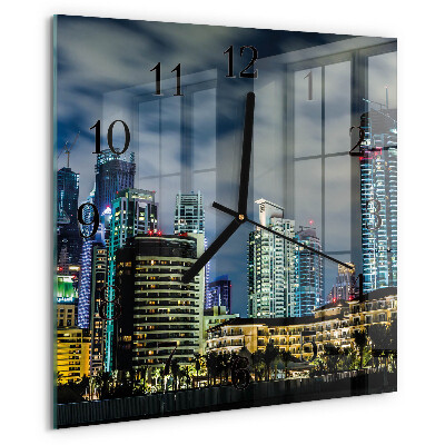 Wanduhr aus glas Abend in der Stadt