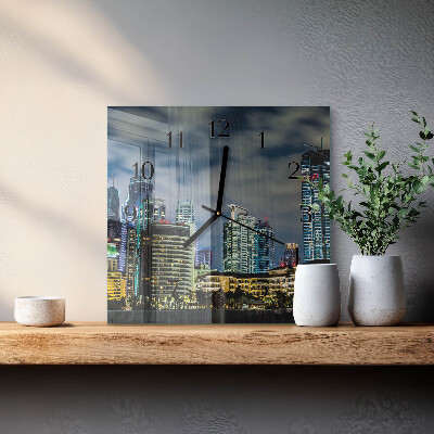 Wanduhr aus glas Abend in der Stadt