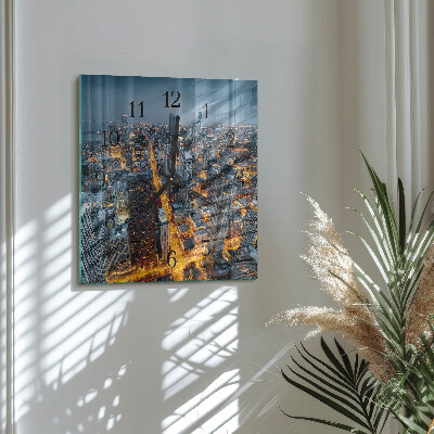 Wanduhr aus glas Abend in der Stadt