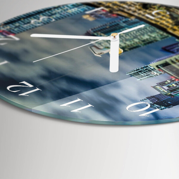 Glas wanduhr Abend in der Stadt