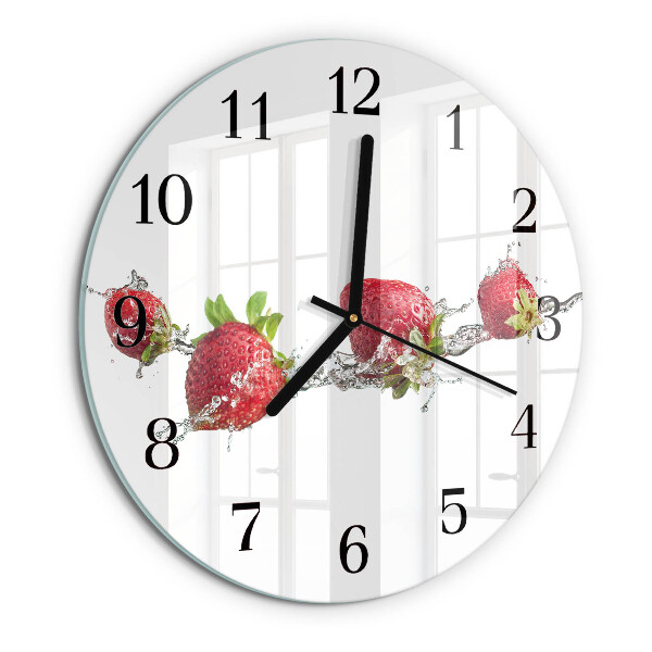 Wanduhr rund Erdbeeren in Wasser
