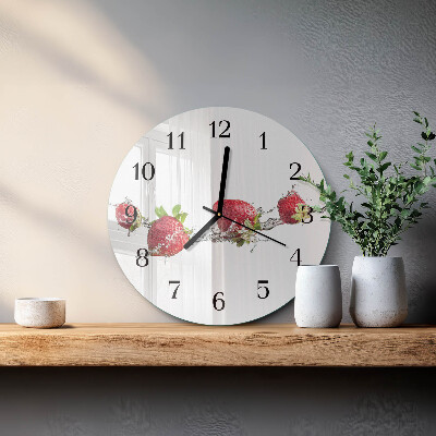 Wanduhr rund Erdbeeren in Wasser