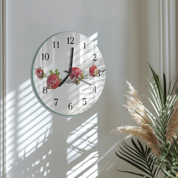 Wanduhr rund Erdbeeren in Wasser
