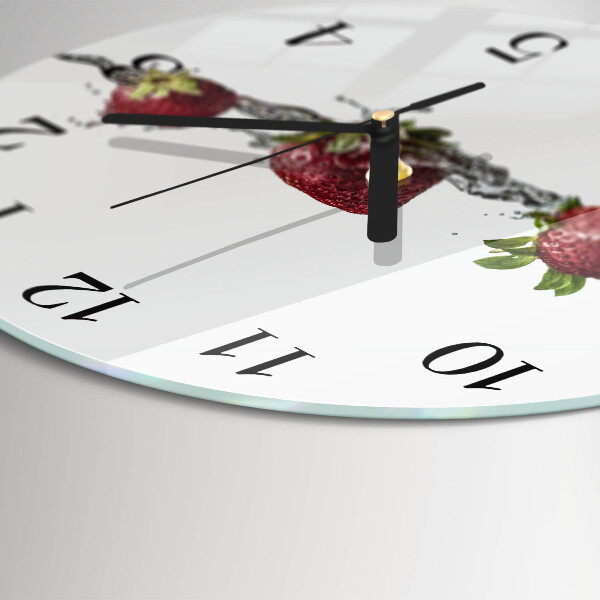 Wanduhr rund Erdbeeren in Wasser