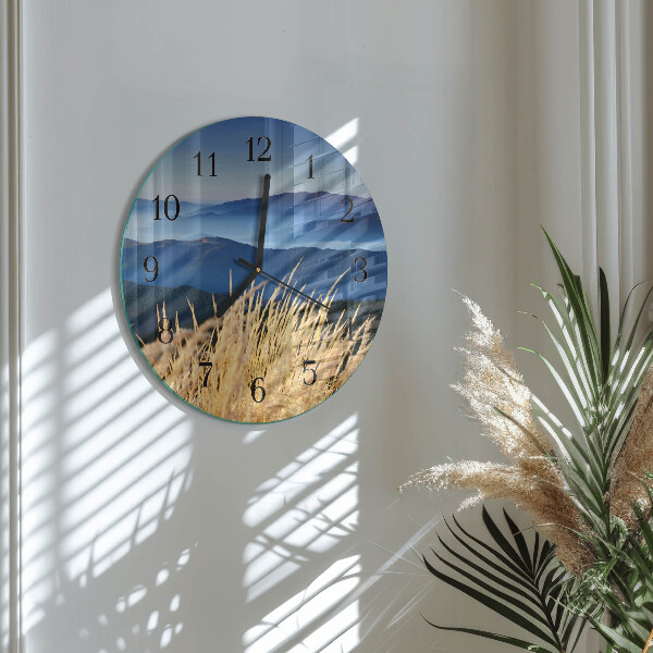 Wanduhr rund Berge Gras