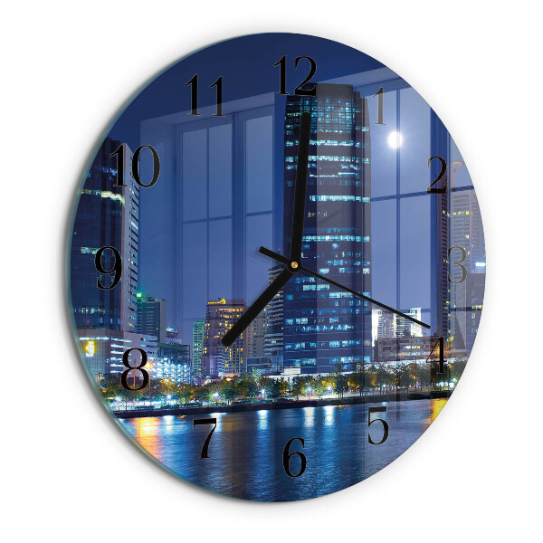 Wanduhr rund Abend in der Stadt