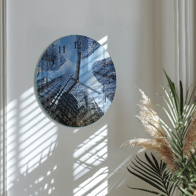 Wanduhr rund Glasgebäude