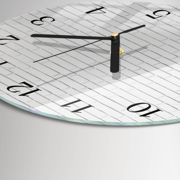 Wanduhr rund Ziegelmauer