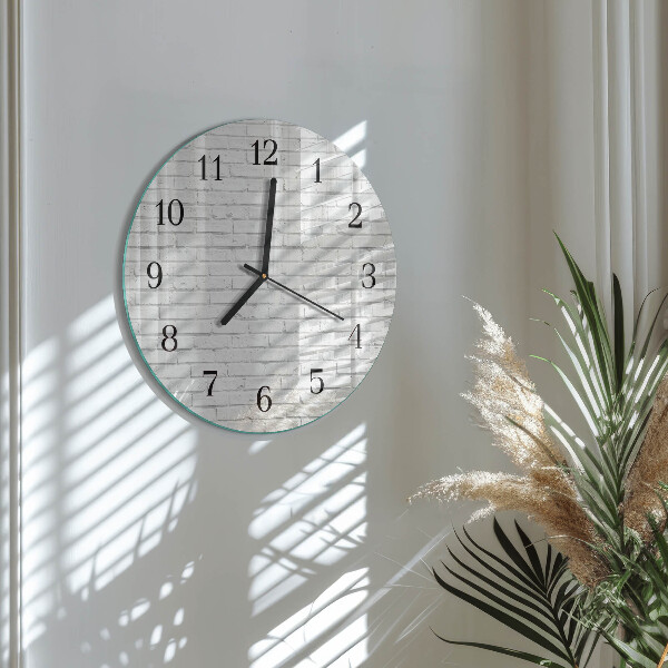 Wanduhr rund Ziegelmauer