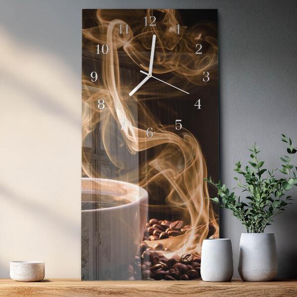 Vertikale Uhr Tasse Kaffee