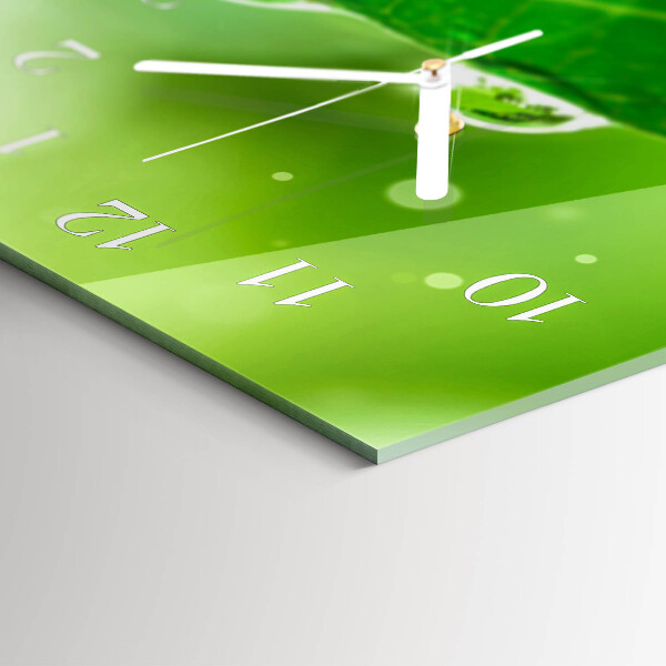 Horizontale Uhr Tau auf einem Blatt