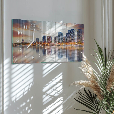 Horizontale Uhr Paris am Abend