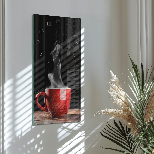 Vertikale Uhr Tasse Kaffee