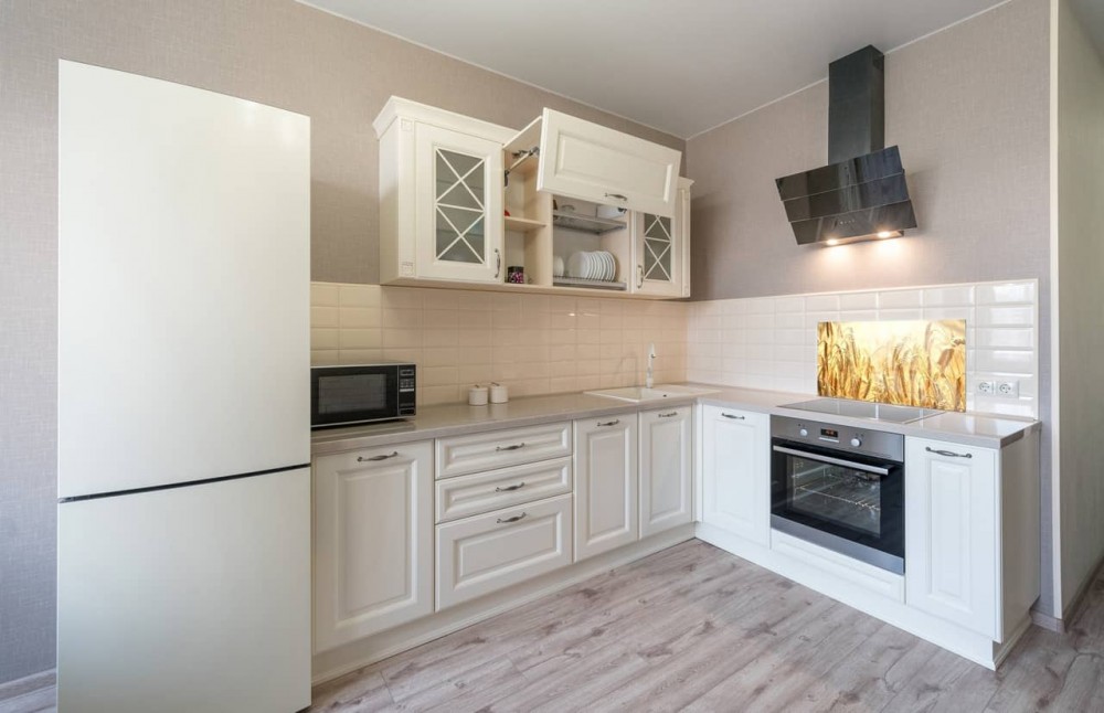 So installieren Sie Glasscheiben in der Küche