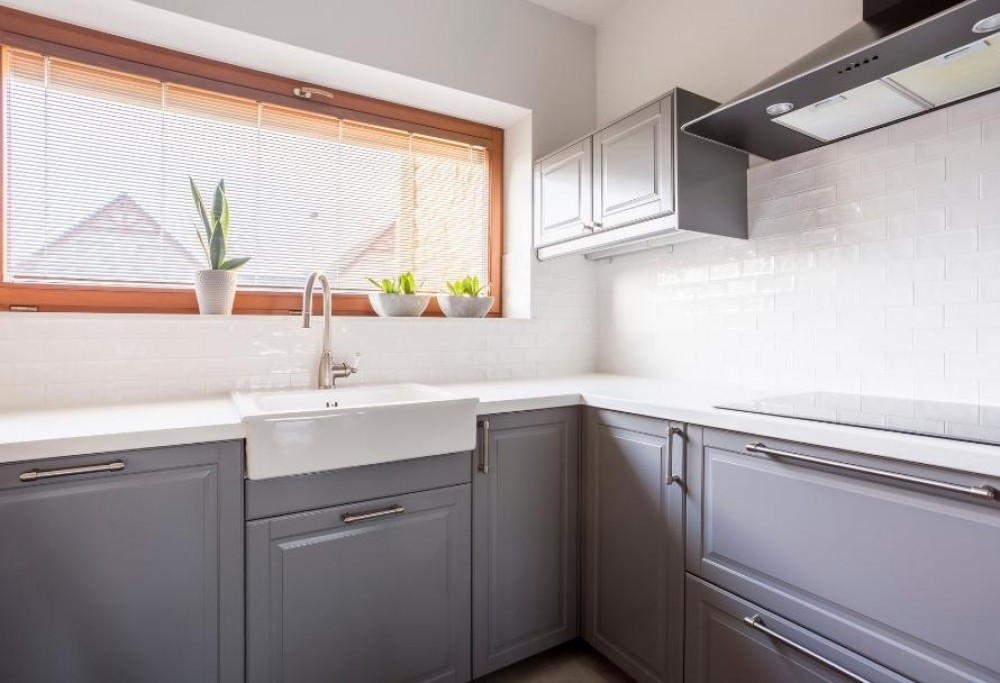 Weiße und graue Küche