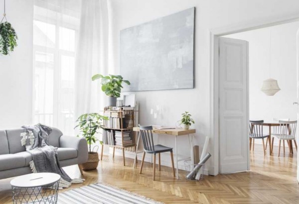 Wohnzimmer im minimalistischen Stil – wie richtet man es ein?